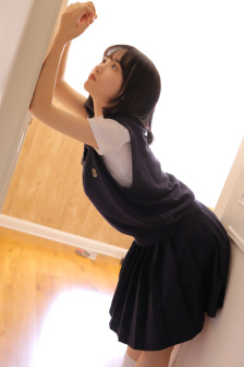 男生和女生一起打扑克